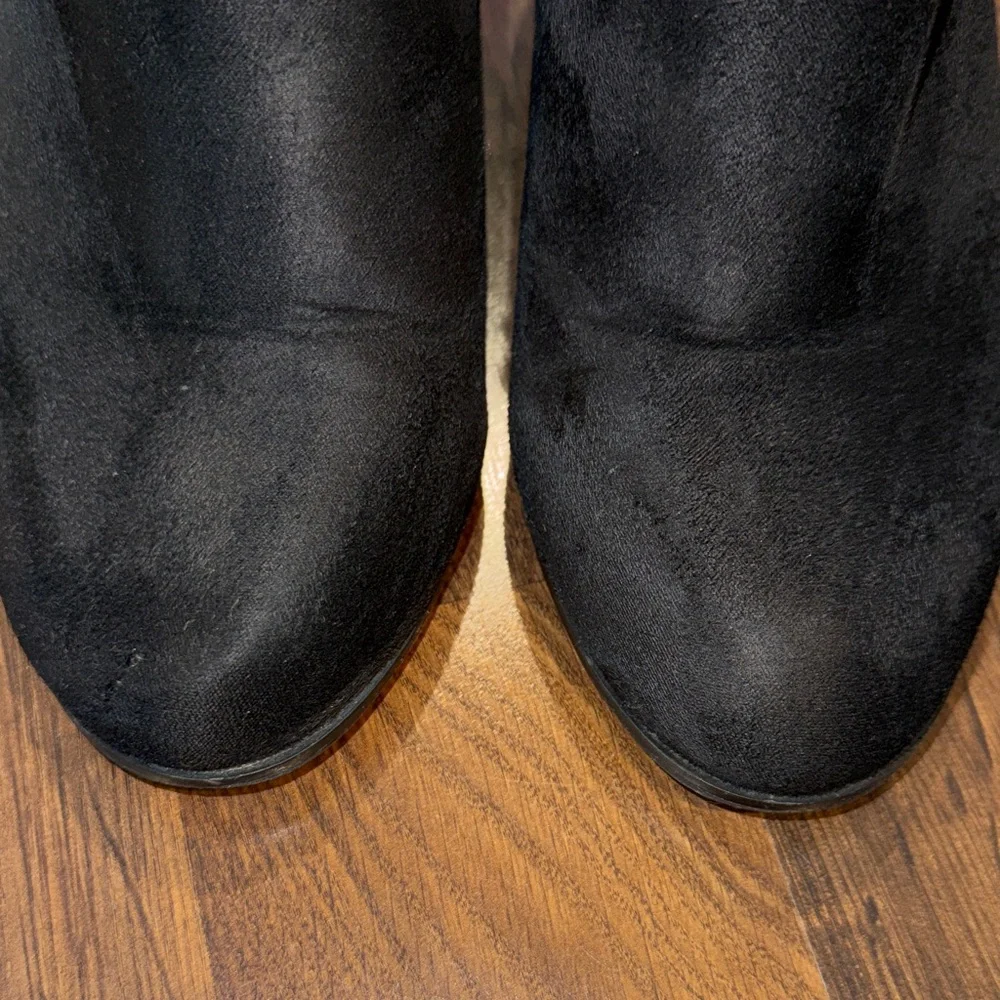Journee Women’s Sanzi Black Suede Like Ankle Booties w Zippers (size 9.5)